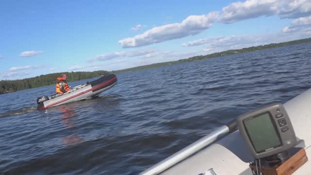 ГОНКА ДВУХ ЛОДОК на озере. Развлечения на воде.