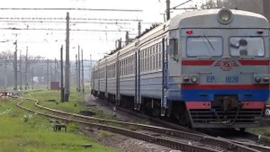 Электропоезд ЭР2-1029 отправляется со станции Оброшин