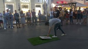 Толпа пытается поднять бутылку удочкой