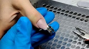 ВЫКЛАДНОЙ ФРЕНЧ НА НАТУРАЛЬНЫЙ НОГОТЬ,МЕРЦАЮЩИЕ ГЕЛИ