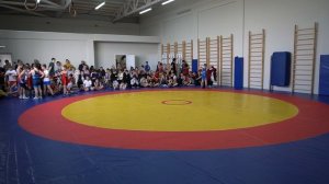 Упорный поединок самых маленьких борцов!