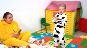 15 Ребенок собрал грибы мухоморы и приготовил вкусный суп для мамы