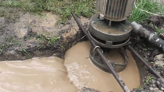 💧Про Водонос. Оттоки. Выброс воды из скважины. Бурение скважин вручную.