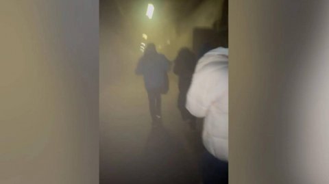 Появились кадры эвакуации людей из горящего здания Электрозавода