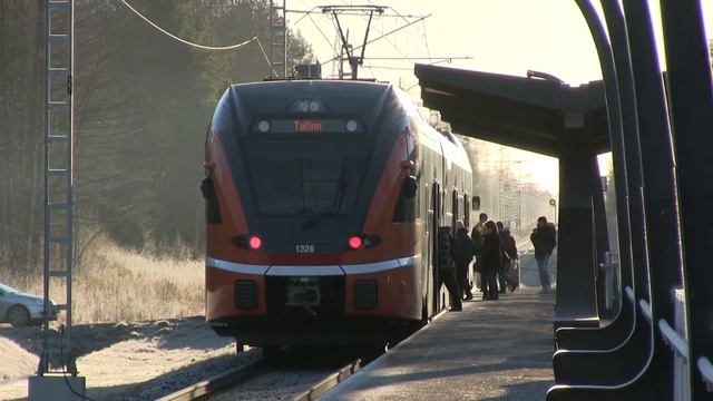Штадлерский электропоезд 1326 на о.п. Клоога-Аэдлинн / Stadler EMU 1326 passing Klooga-Aedlinn смотреть онлайн
