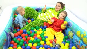 26 Играем с детьми в бассейне с цветными шариками и прыгаем на батуте