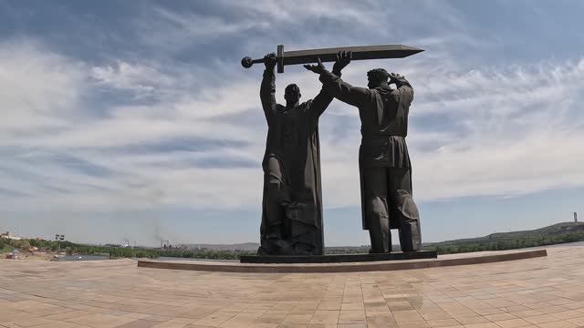 Магнитогорск, Монумент «Тыл и фронт»