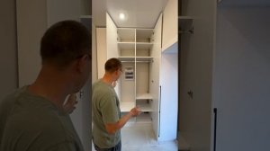 Глянцевый трехсекционный шкаф-купе