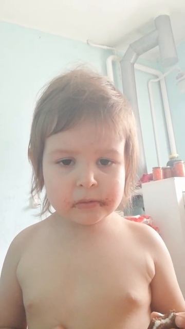 Дариночка кушает самую вкусную конфетку))) смотреть онлайн