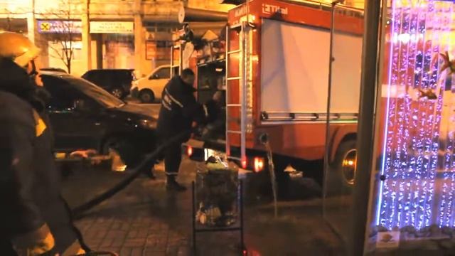 підозрілий пожежний гідрант (Євромайдан, 02.12.2013) смотреть онлайн