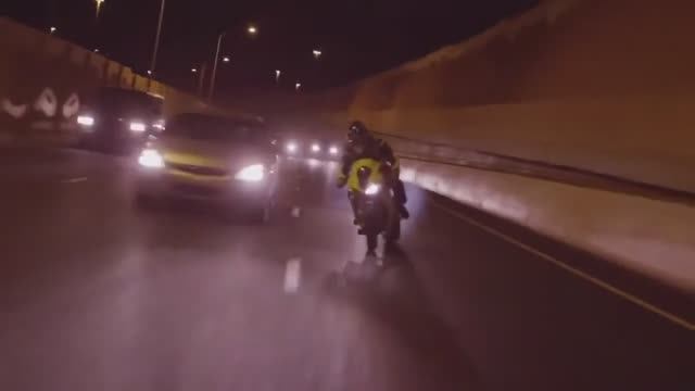 МОТО ТРЮКИ ( выкрутасы ) ПОГОНЯ ОТ КОПОВ НА СПОРТ БАЙКАХ _ MOTO STUNTS CHASE FROM the COPS HD