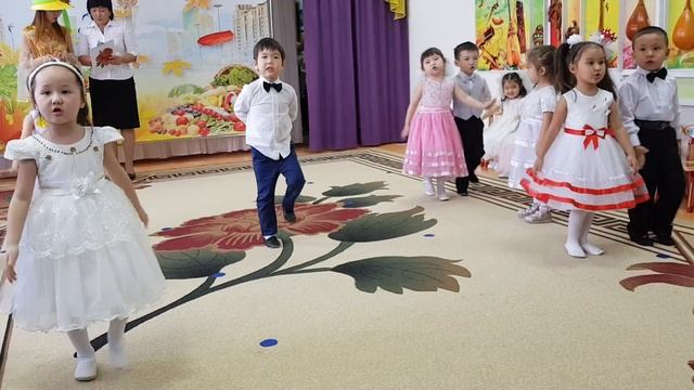 "Күз келгенде"- əні. Авт; сөзі Г. Жотаева. Əні Н. Талғатұлы. Ор: #40 "Құлпынай" бала-ң бүлдіршіндер смотреть онлайн