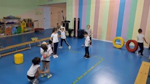 Чу-Ван-Сян Анна, 6 лет. Подвижная игра "Караси и щука".