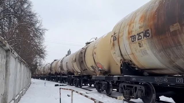 Маневровая передача ТЭМ2-2037 на наливной парк Херсона. 26.01.22 смотреть онлайн