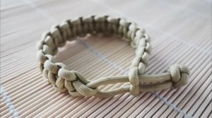 How to Make a Mad Max Paracord Cobra Stitch Bracelet Tutorial(360P)