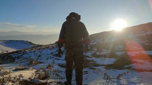 Бушкрафт кемпинг под землей, зимний кемпинг снежная буря, выживание в естественном убежище-asmr