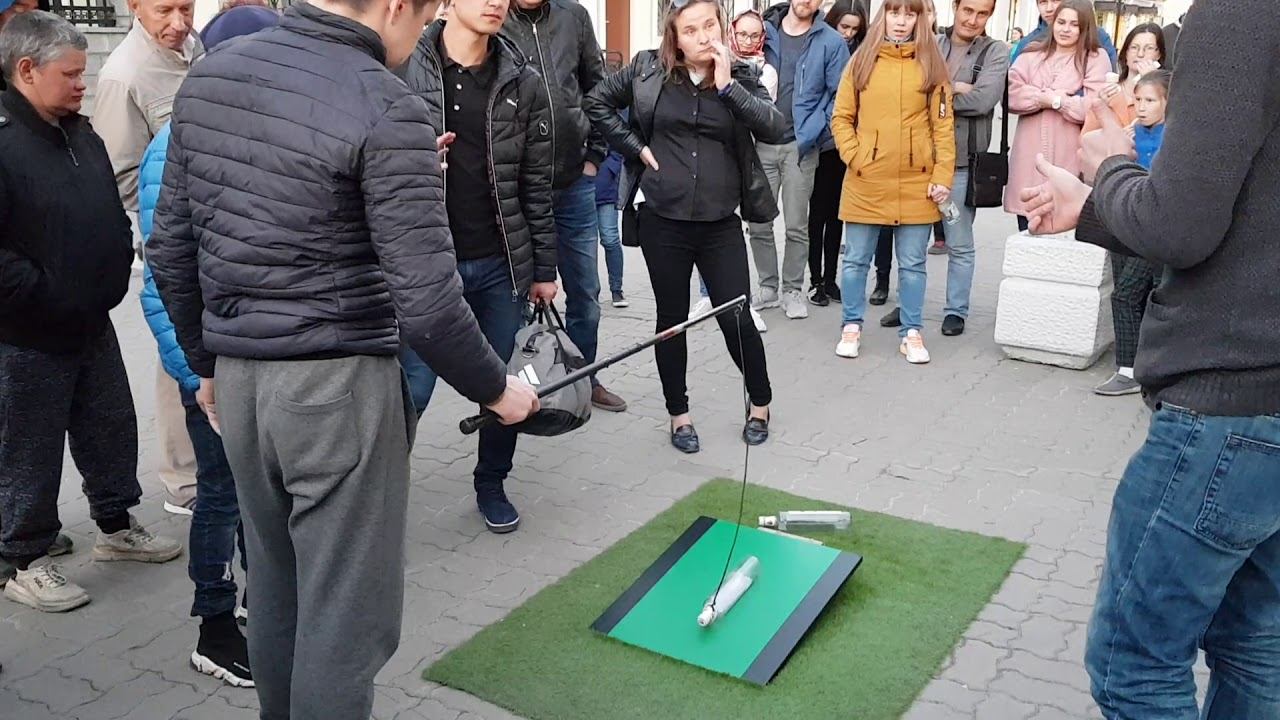 Бутылка и удочка,пьяные пытаются поднять)