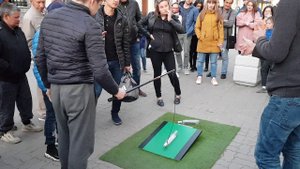 Бутылка и удочка,пьяные пытаются поднять)