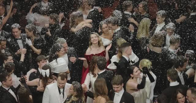 Второй рождественский бал эстетов GREY CHIC смотреть онлайн