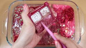 Смешиваем красный макияж, другие ингредиенты и красный слайм в большой слайм! Самое увлекательное ви