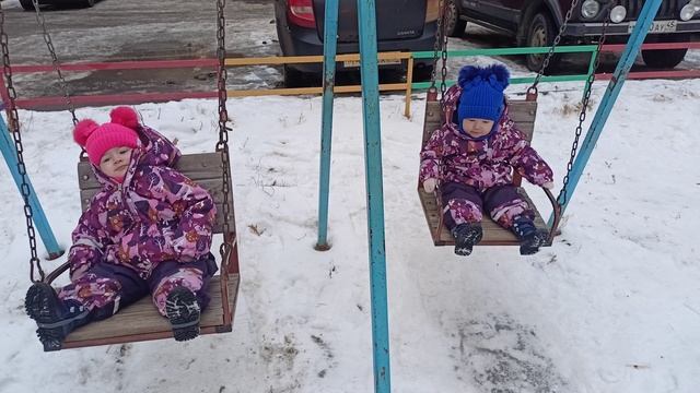 На качелях