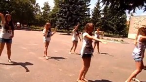 Девочки танцуют