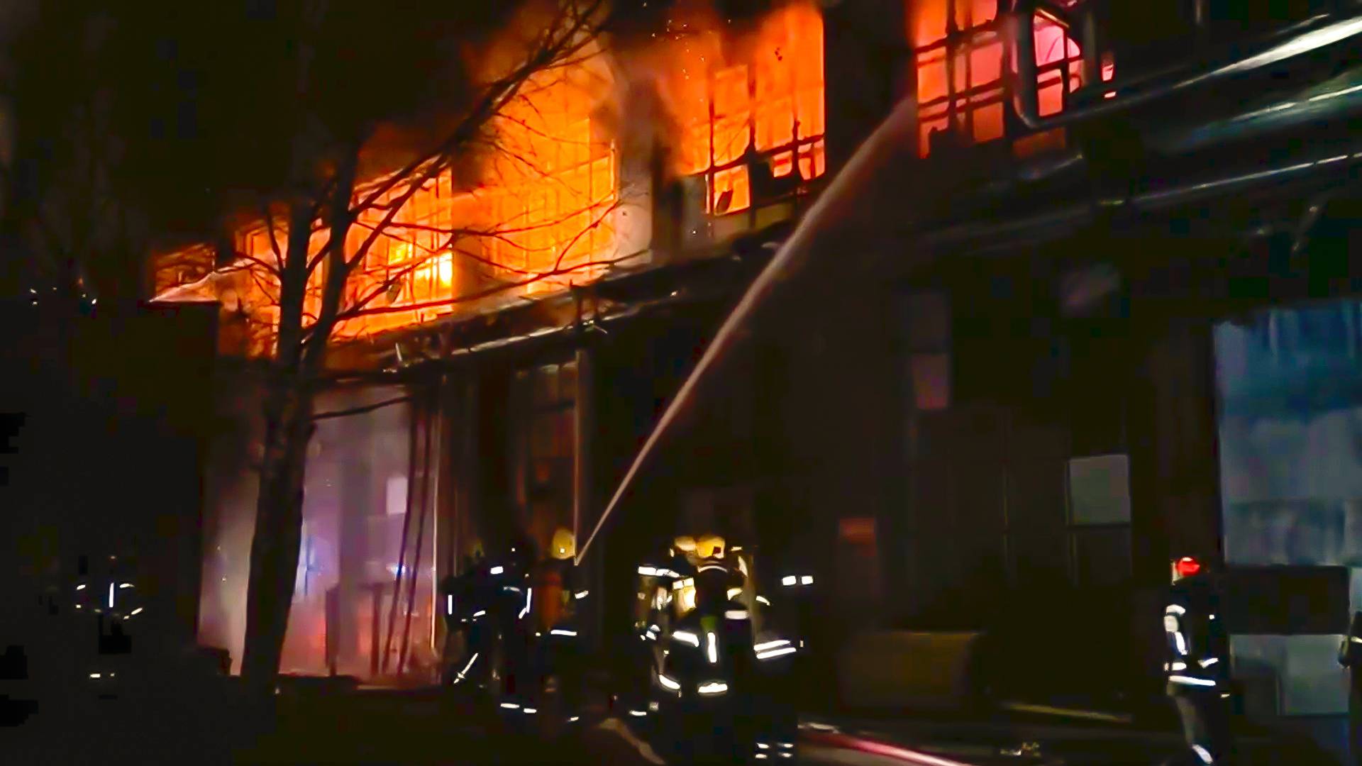 Десятки людей оказались заблокированы огнем: в Москве горит здание бывшего электрозавода