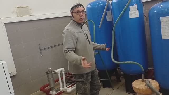 Достаем фильтрующую загрузку из большого баллона водоочистки пылесосом смотреть онлайн