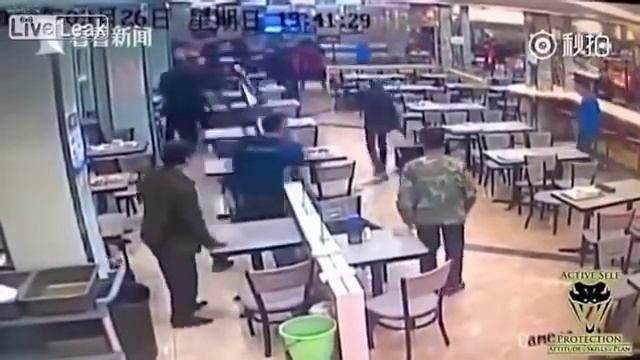 Attack Caught on Camera Teaches Principles of Knife Defense смотреть онлайн
