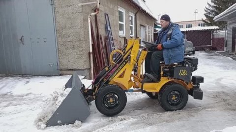 ПОГРУЗЧИК на ЗЛАТОУСТ / Уборка СНЕГА МИНИ-ПОГРУЗЧИКОМ после оттепели