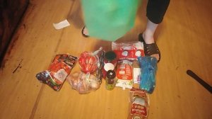 зелёный пакет с припасами из Пятёрочки