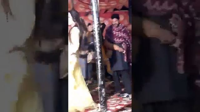 Beautiful yellow clothes shemale dancing ( Shadi gana ) смотреть онлайн