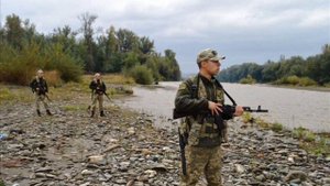 РЕЧКА ТИССА РУБИКОН НЕ КАЖДОМУ ДАНО ПРЕОДОЛЕТЬ ПЕРЕПЛЫТЬ ВСЕ ЗНАЮТ НО РИСКУЮТ СПАСАЯСЬ ОТ МЯСОРУБК