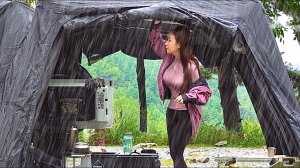 №4 Одна в лесу: наблюдение за дождем через окно в крыше палатки / Кемпинг под ливнем