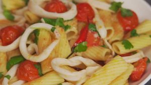 Паста с кальмарами. Итальянская кухня - рецепт из советского календарика