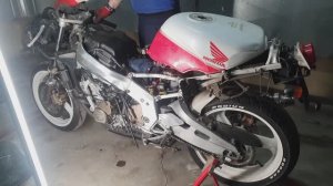 Мотодневник Honda CBR400RR NC23 установка карбюраторов впуска попытка первого запуска после сборки