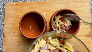 Рис с мясом и овощами в горшочках