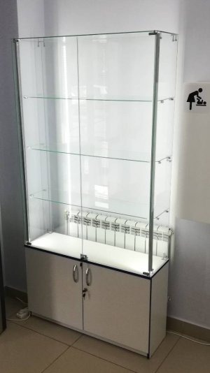 Стеклянная витрина с подсветкой