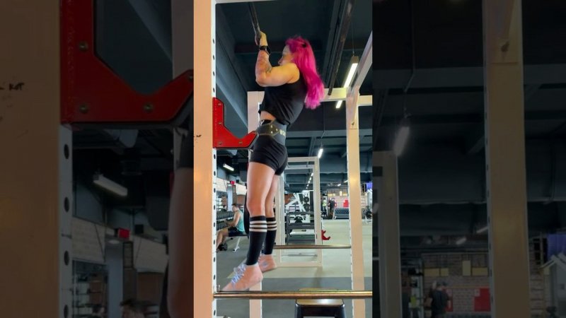 Подтягивания с блином 10 кг #подтягивания #sports #спортивная #motivation #сильная #gymgirl #тренд