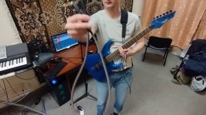 Влияние кабеля на звук, фон электрогитары. Сравнение дорогого брендового и простого комплектного.mp4