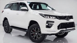 Toyota Fortuner GR Sport 2025 — обзор интерьера и экстерьера