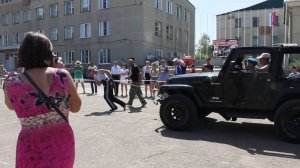 ВДВ-шник тянет джип