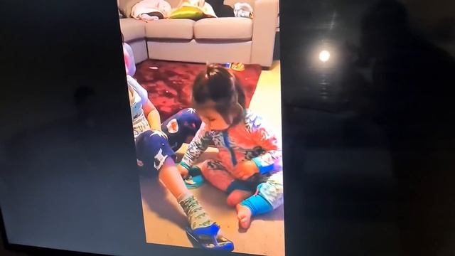 REACTING TO OLD PHOTOS OF OLIVIA WITH FAMILY | LOVELEEN VATS & COURTNEY VATS | смотреть онлайн