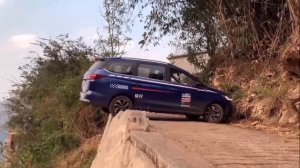 Невозможное возможно. Водитель разворачивает автомобиль над пропастью.