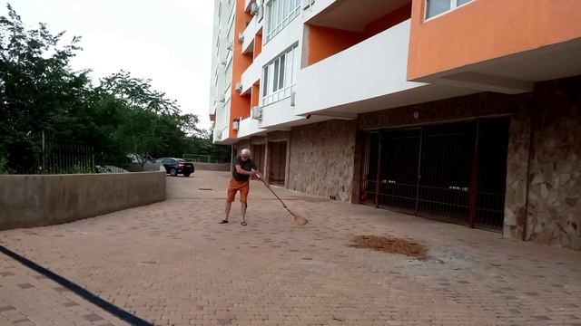 Анекдот от St✭r ОГО. Про утро во французском дворике