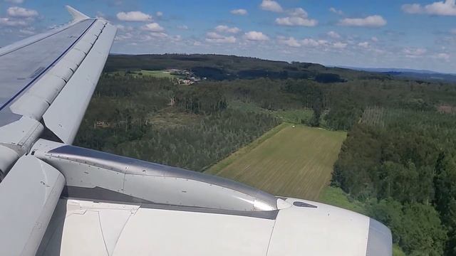 Aer Lingus A320 Landing in Santiago de Compostela, Spain смотреть онлайн