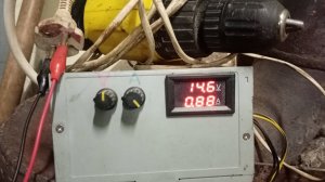 как подключить шуруповёрт к универсальному регулируемуму блоку питания.Он же-зарядное устройство.