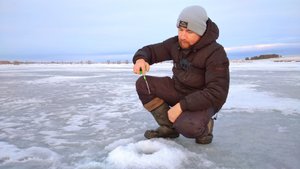 Нашёл ту самую лунку и половил от души. Рыбалка в феврале 2025.