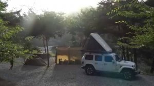 Две девушки, которые любят кемпинг, кемпинг в прохладной долине глубоко в горах