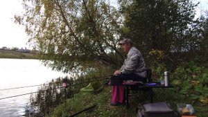 Осенью на фидер хорошо клюют уклейка и плотва.